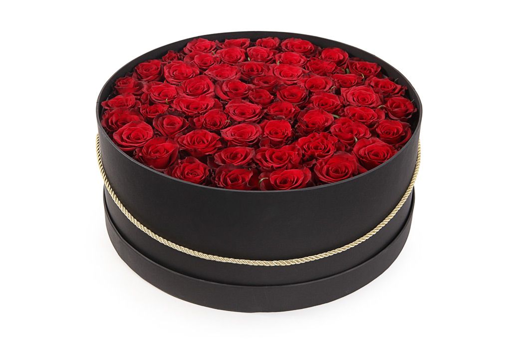 Букет 55 роз Ред Париж в шляпной коробке букет сады семирамиды в шляпной коробке