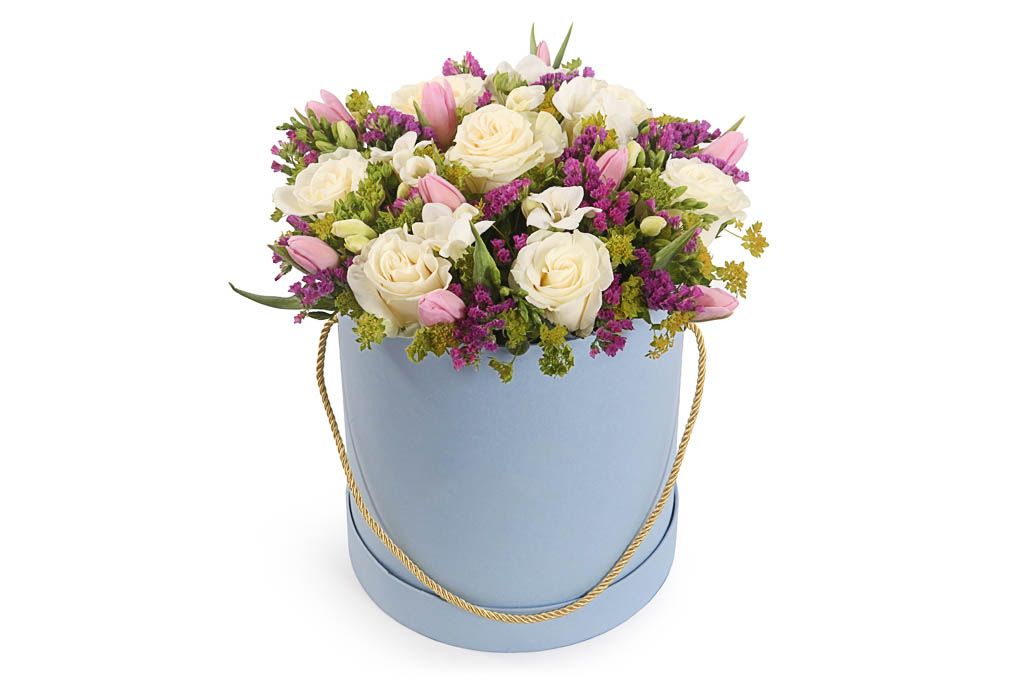 Букет в коробке Замок снов (розы, тюльпаны, фрезии) шляпная коробка розовая 23 х 23 см