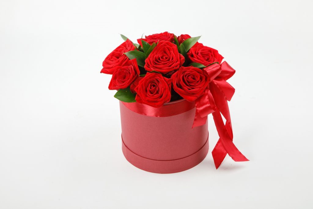 Цветы в коробке 9 красных роз Поцелуй меня шляпная коробка розовая 23 х 23 см