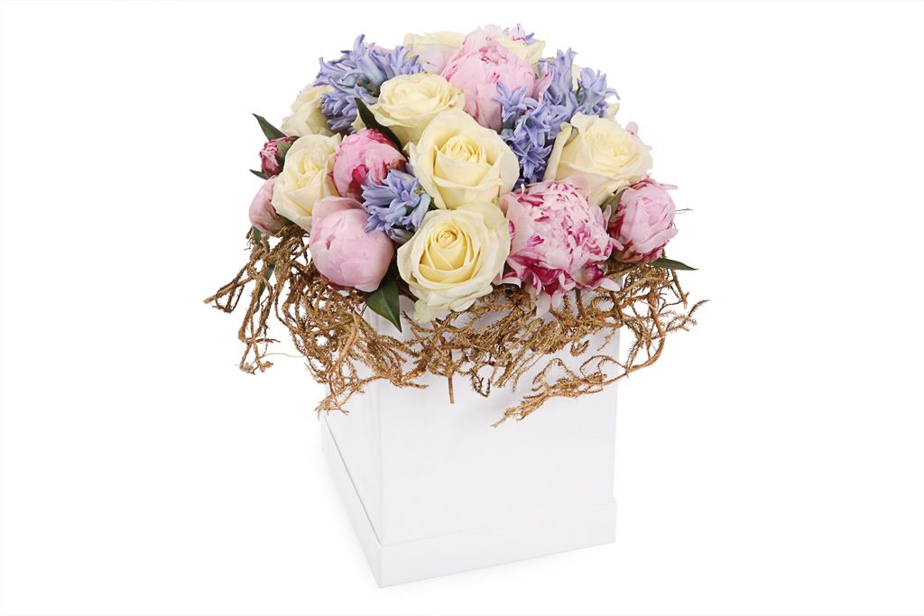 Букет с пионами Римские каникулы в коробке букет 25 тюльпанов в розовой коробке белые