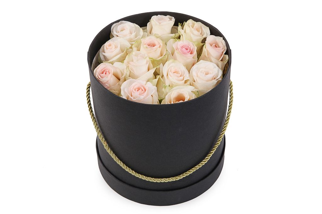 Букет 13 роз Сеньорита в шляпной коробке шляпная коробка белая 10 х 10 см