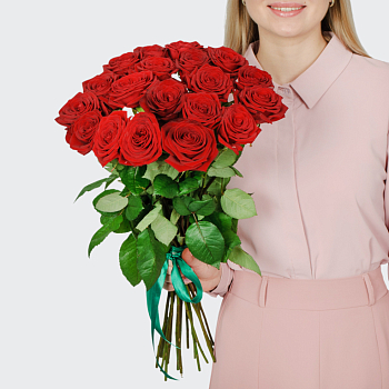 Букет 19 красных роз Ред Наоми (60 см)