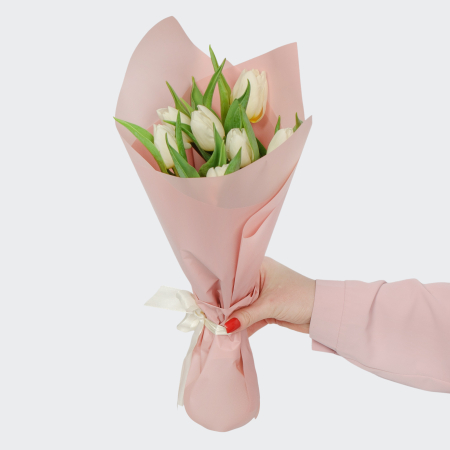 Букет 7 белых тюльпанов