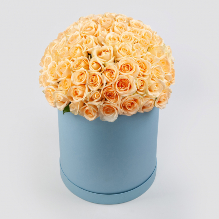 Букет в голубой коробке Утренняя соната (101 роза)