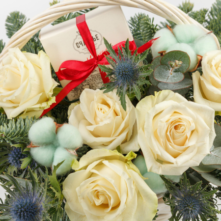 Букет в корзине Счастливая зима