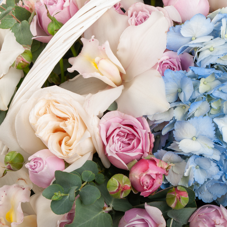 Букет в корзине Весеннее небо