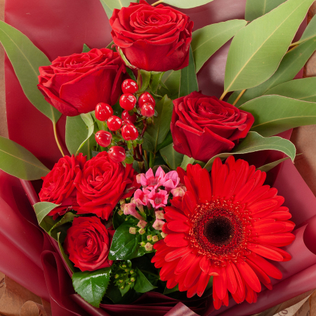 Букет с розами и герберой Алая вспышка