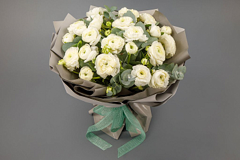 Букет из 23 ранункулюсов Ангельская трель