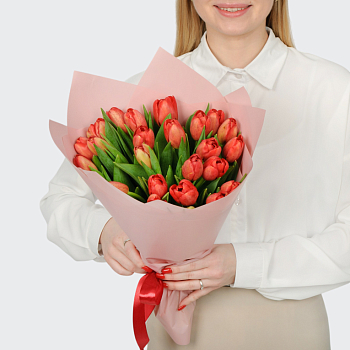 Букет 25 красных тюльпанов