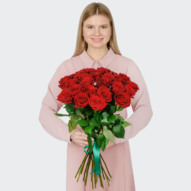Букет 25 красных роз Ред Наоми (60 см)