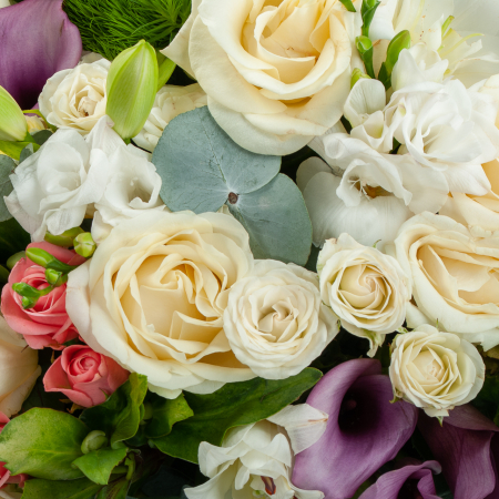 Букет в корзине Цветочница в городе