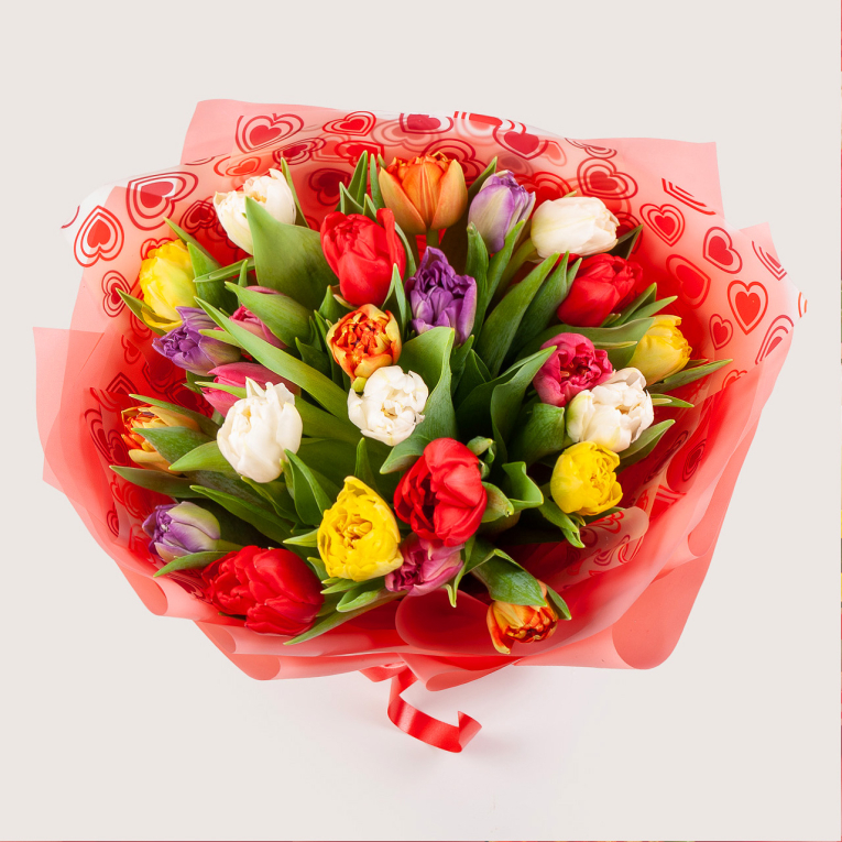 Букет 25 тюльпанов в красной бумаге, микс