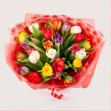 Букет 25 тюльпанов в красной бумаге, микс