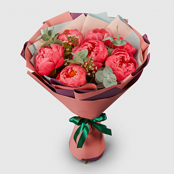 Букет из 7 пионов Санта Лючия