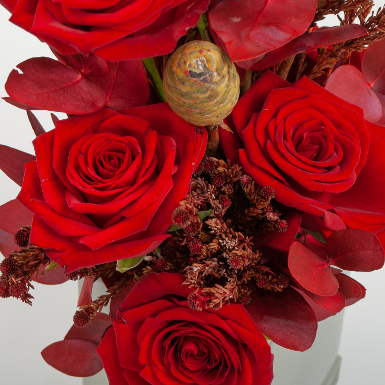 Букет в корзине Алая вертикаль