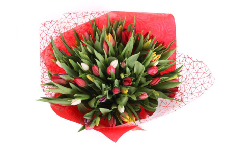 Букет 45 тюльпанов в красной бумаге, микс