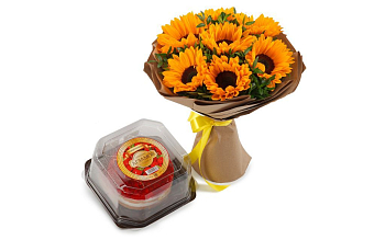 Букет с подсолнухами Солнечное лето + торт «Пломбир-клубника»