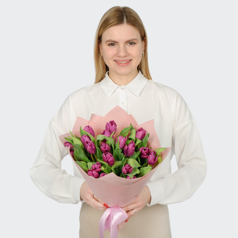 Букет 19 фиолетовых тюльпанов