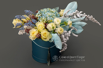 Букет в коробке Любовь и голуби