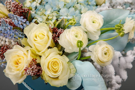 Букет в коробке Любовь и голуби