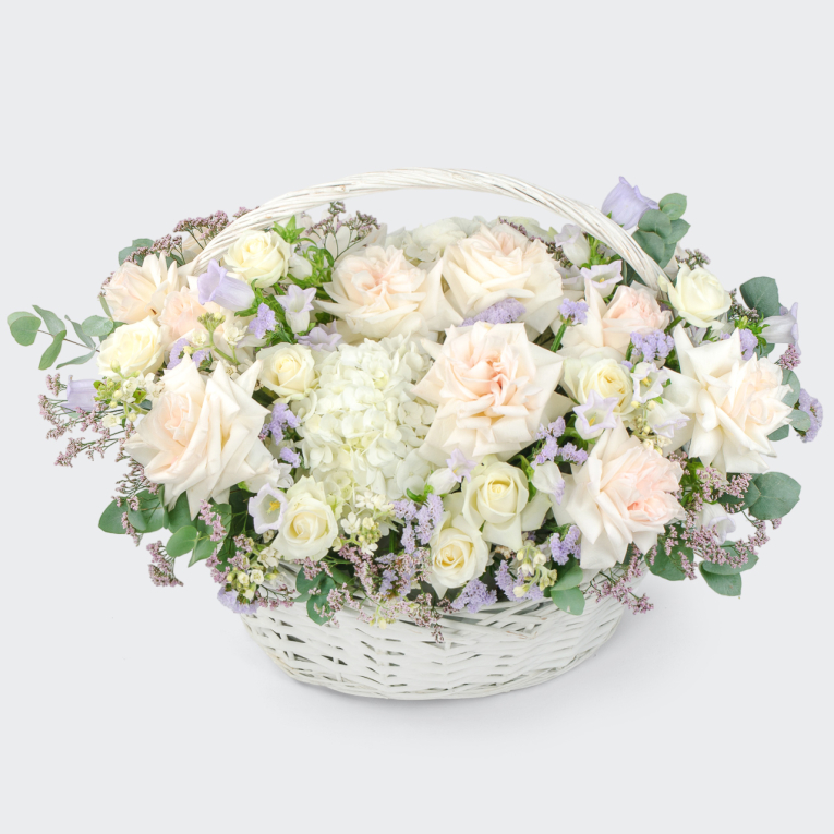 Букет в корзине Светлые небеса