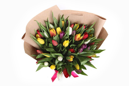 Букет 45 тюльпанов в крафтовой бумаге, микс