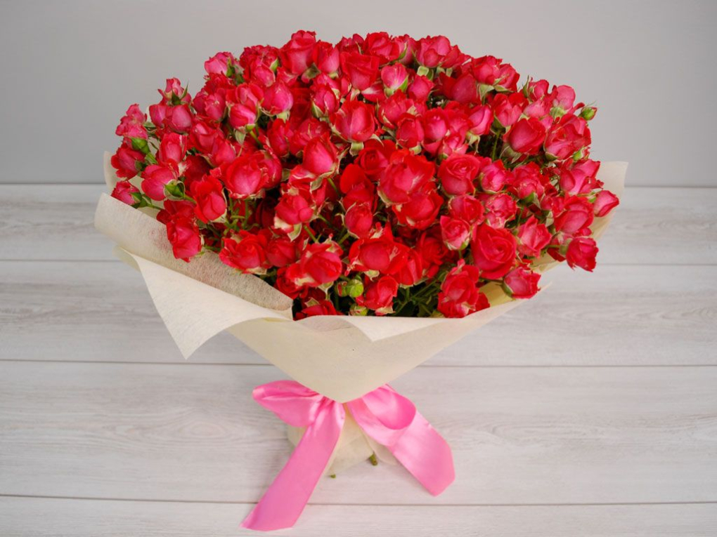 Букет 31 кустовая роза Мирабель Черри