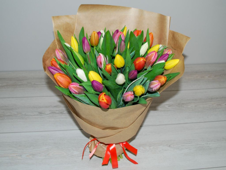 Букет 45 тюльпанов микс в крафтовой бумаге