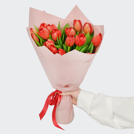 Букет 19 красных тюльпанов