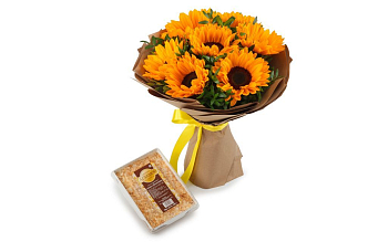 Букет с подсолнухами Солнечное лето + торт «Наполеон» (300 г)
