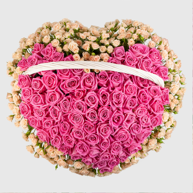 Букет роз в корзине Поля любви