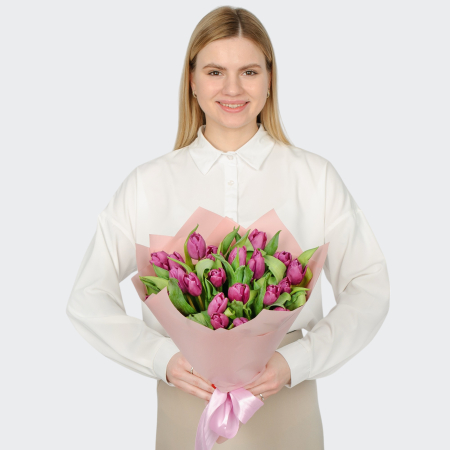 Букет 21 фиолетовый тюльпан
