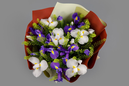 Букет с ирисами Весенние ноты