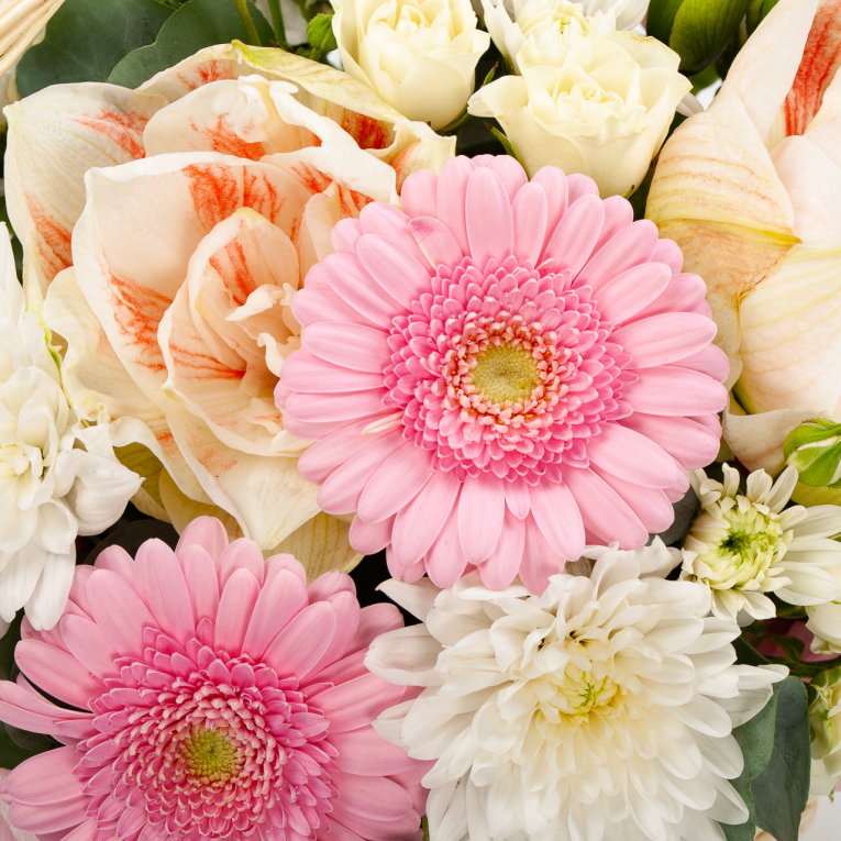 Букет в корзине Цветочное ожерелье