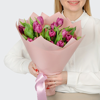 Букет 15 фиолетовых тюльпанов