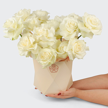 Букет в коробке Тихая река (15 роз)