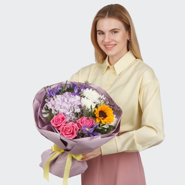 Букет с розами и подсолнухами Лёгкий день