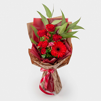 Букет с розами и герберой Алая вспышка