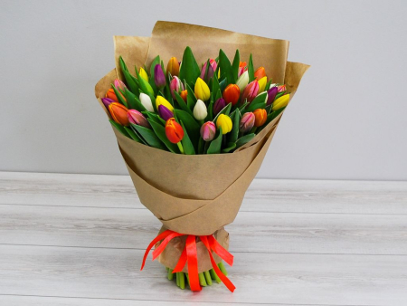Букет 45 тюльпанов микс в крафтовой бумаге