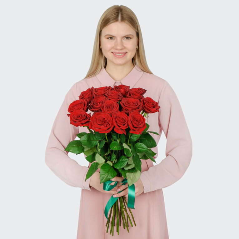 Букет 15 красных роз Ред Наоми (60 см)