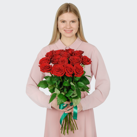 Букет 15 красных роз Ред Наоми (60 см)