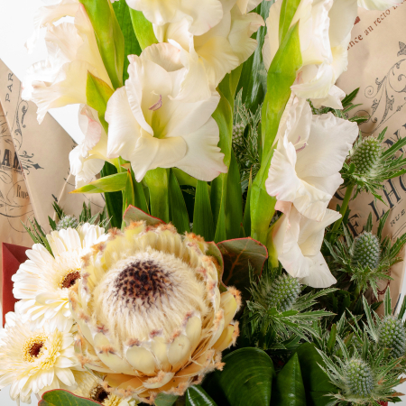 Букет с гладиолусами Белая легенда