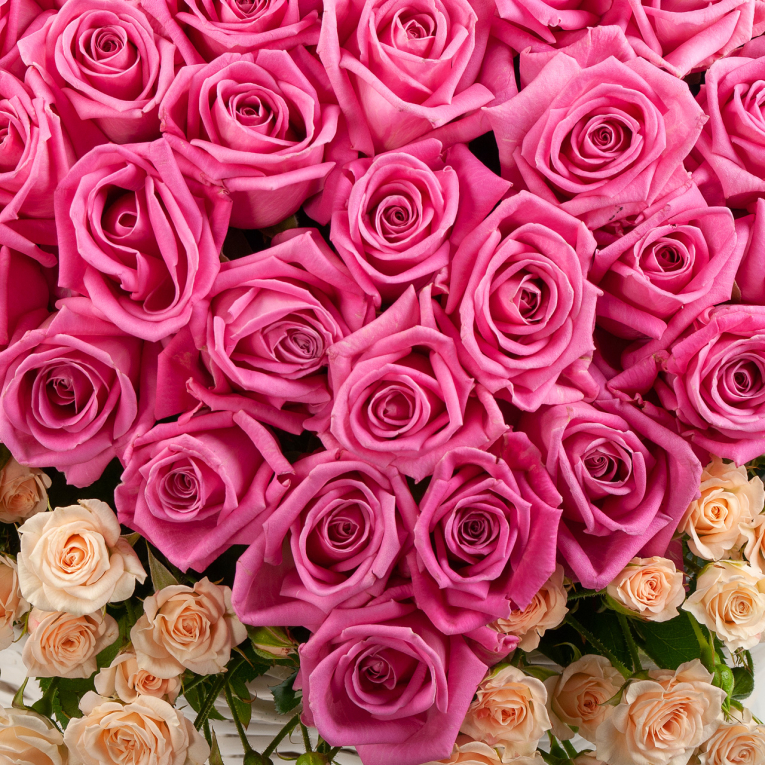 Букет роз в корзине Поля любви