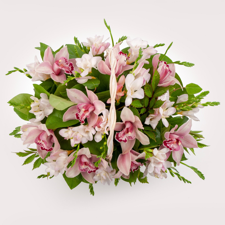 Букет с орхидеями в корзине Райский островок