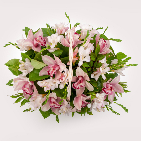 Букет с орхидеями в корзине Райский островок