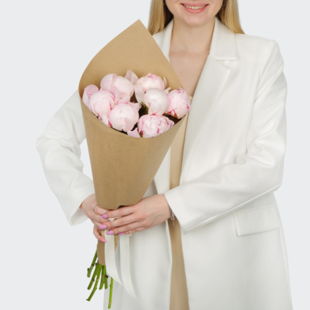 Букет из 7 пионов Страна грез