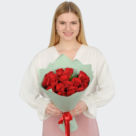 Букет  из 19 роз Лето красное