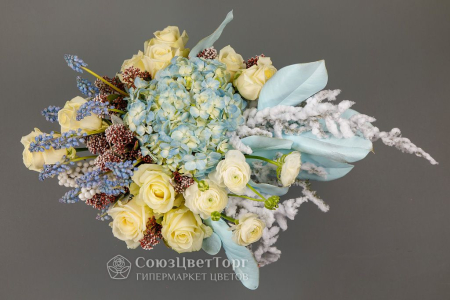 Букет в коробке Любовь и голуби