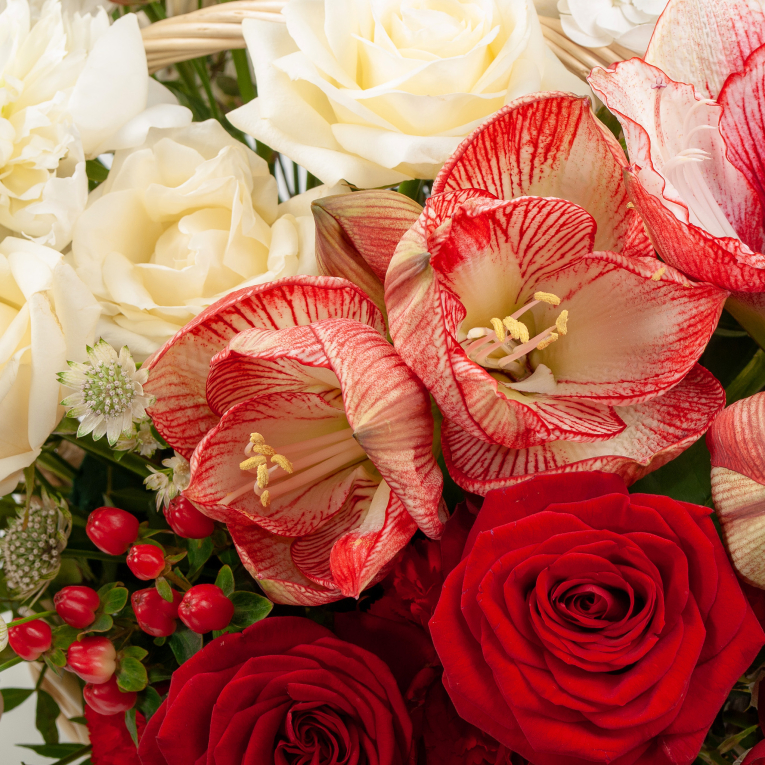 Букет в корзине Два цвета любви