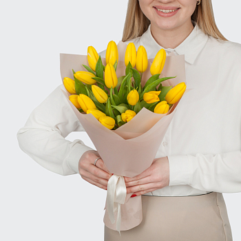 Букет 19 желтых тюльпанов